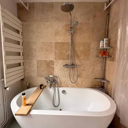 Art House Bastille 2 Bed W Balcony, 11eme Super Trendy Neighbourhood * Parigi